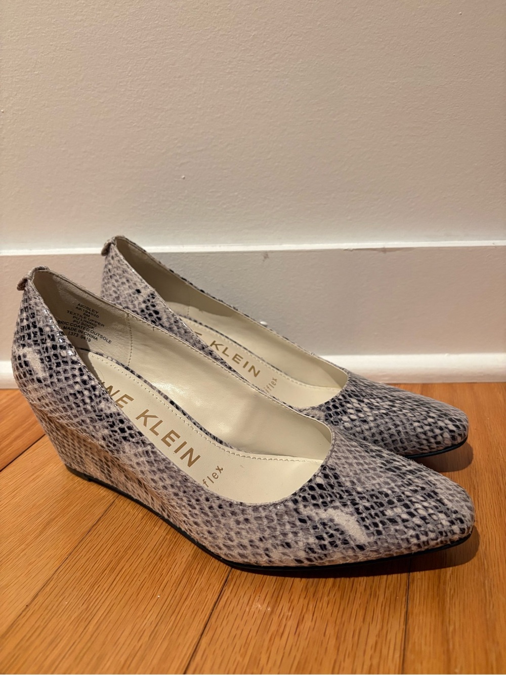 Anne Klein Gray Black and White Snake-Print Wedge Pumps Size 6